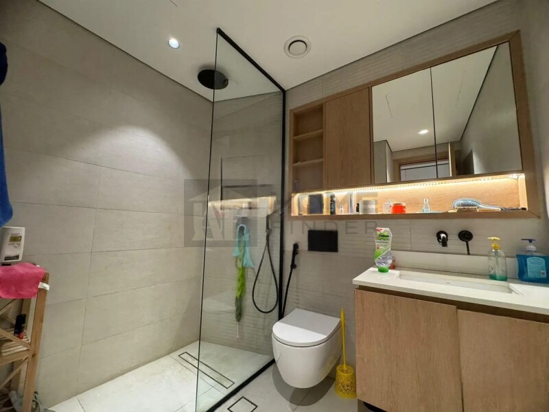 Apartment for Sale in Beverly Residence 1 - Jumeirah Village Circle, Dubai - Modern Studio | Terrace | Vacant on Transfer at 720000 AED